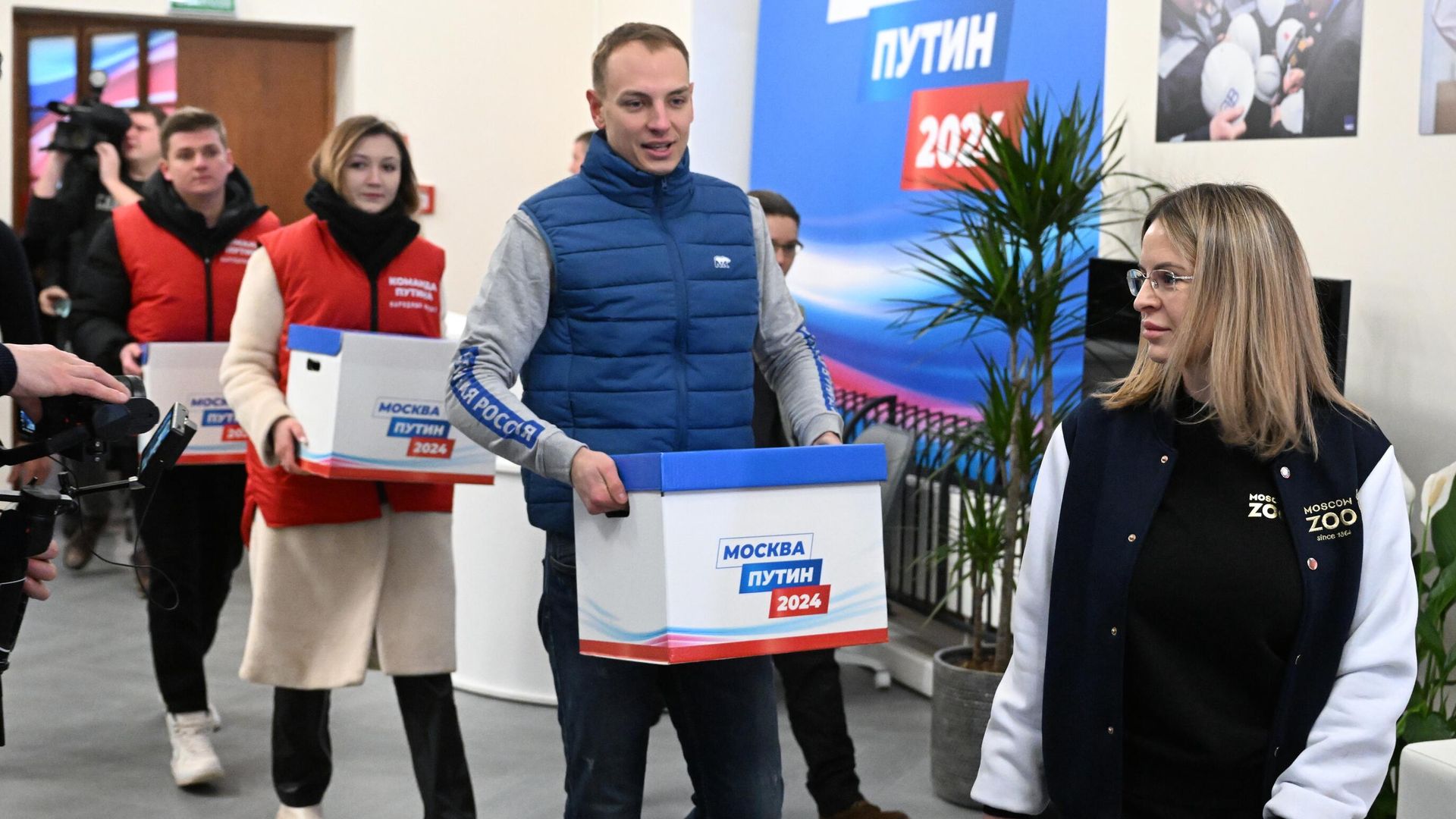 Волонтеры доставляют из регионов РФ в предвыборный штаб Владимира Путина подписи в поддержку его кандидатуры на выборах в президенты 2024 года. 5 января 2024 Волонтеры доставляют из регионов РФ в предвыборный штаб Владимира Путина подписи в поддержку его кандидатуры на выборах в президенты 2024 года. 5 января 2024 - РИА Новости, 1920, 05.01.2024