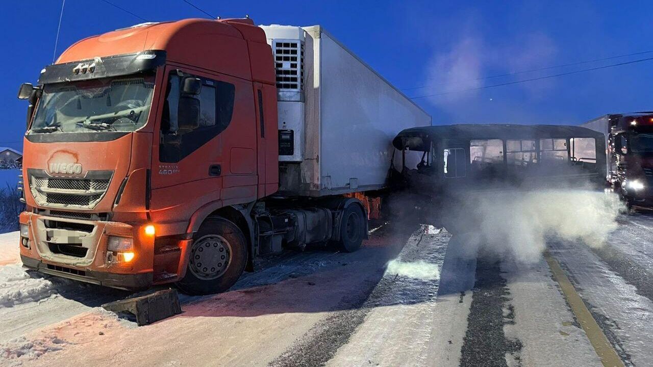 Место ДТП с участием большегруза и автобуса в Ивановской области. 5 января 2024 Место ДТП с участием большегруза и автобуса в Ивановской области. 5 января 2024 - РИА Новости, 1920, 05.01.2024