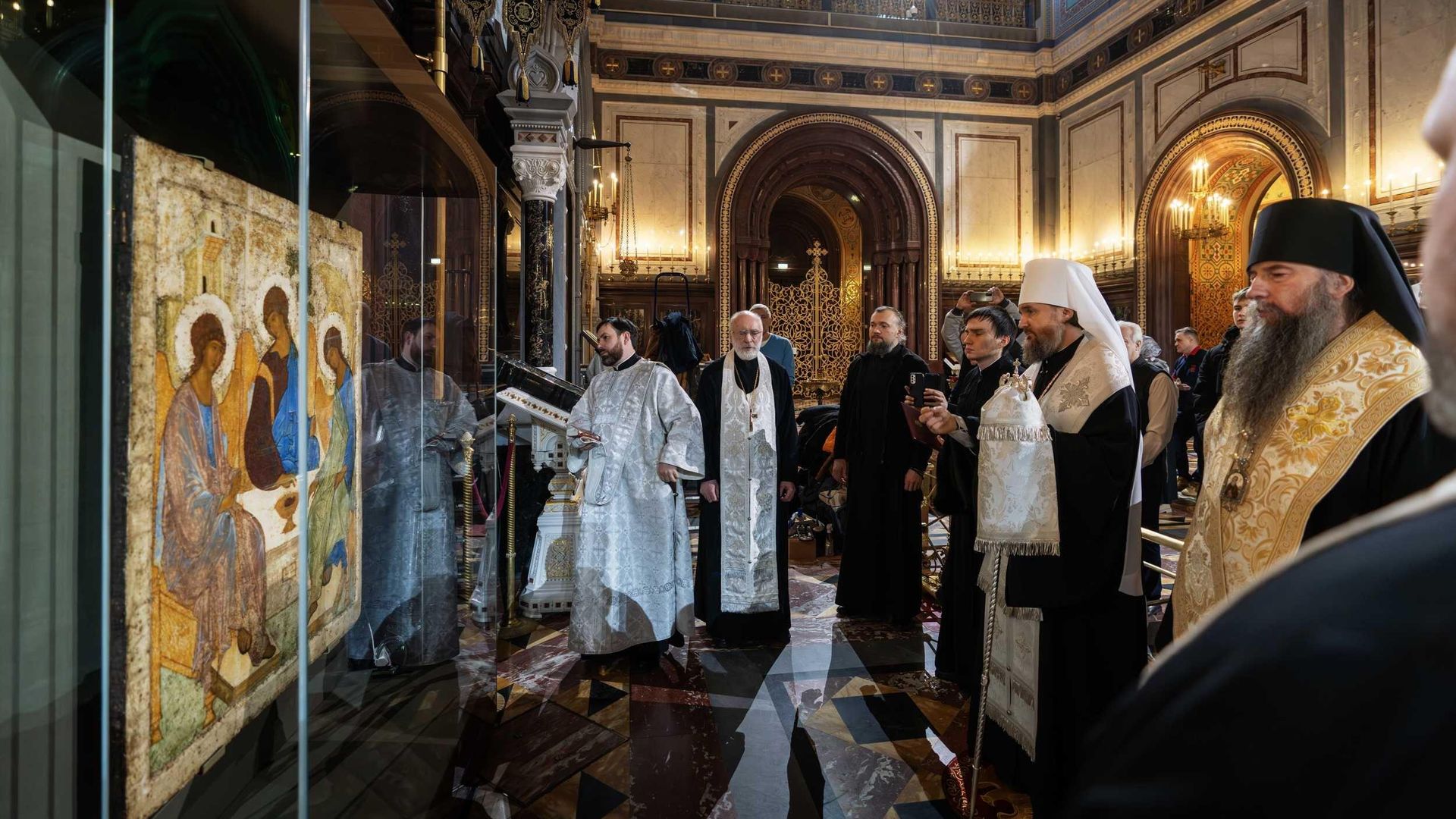 Икона Святой Троицы, написанная преподобным Андреем Рублевым, в Храме Христа Спасителя. 5 января 2024 Икона Святой Троицы, написанная преподобным Андреем Рублевым, в Храме Христа Спасителя. 5 января 2024 - РИА Новости, 1920, 05.01.2024
