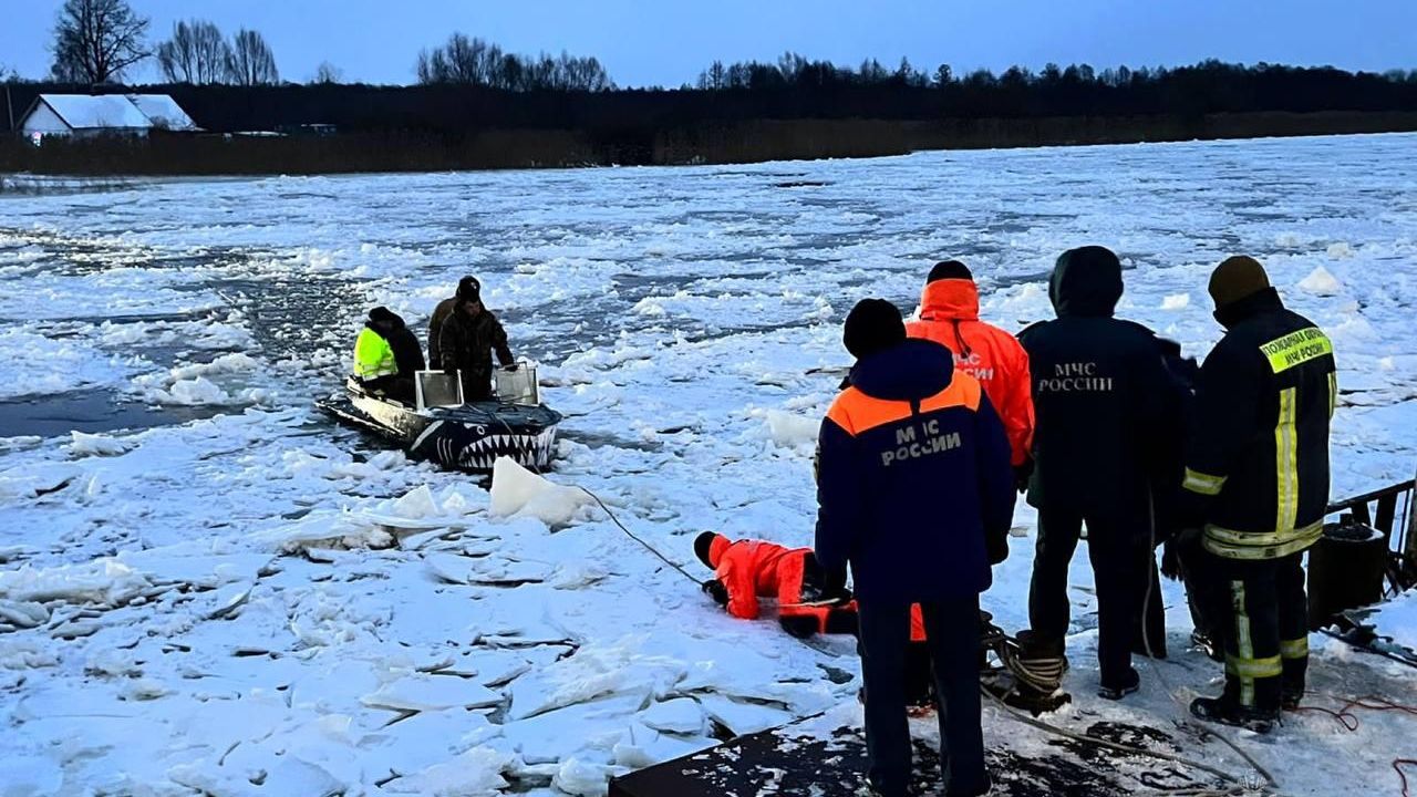 Огнеборцы с пожарно-техническим вооружением переправляются через реку Немонин для организации круглосуточных дежурств а поселках Матросово и Малая Матросовка в Калининградской области. 5 января 2024 Огнеборцы с пожарно-техническим вооружением переправляются через реку Немонин для организации круглосуточных дежурств а поселках Матросово и Малая Матросовка в Калининградской области. 5 января 2024 - РИА Новости, 1920, 05.01.2024