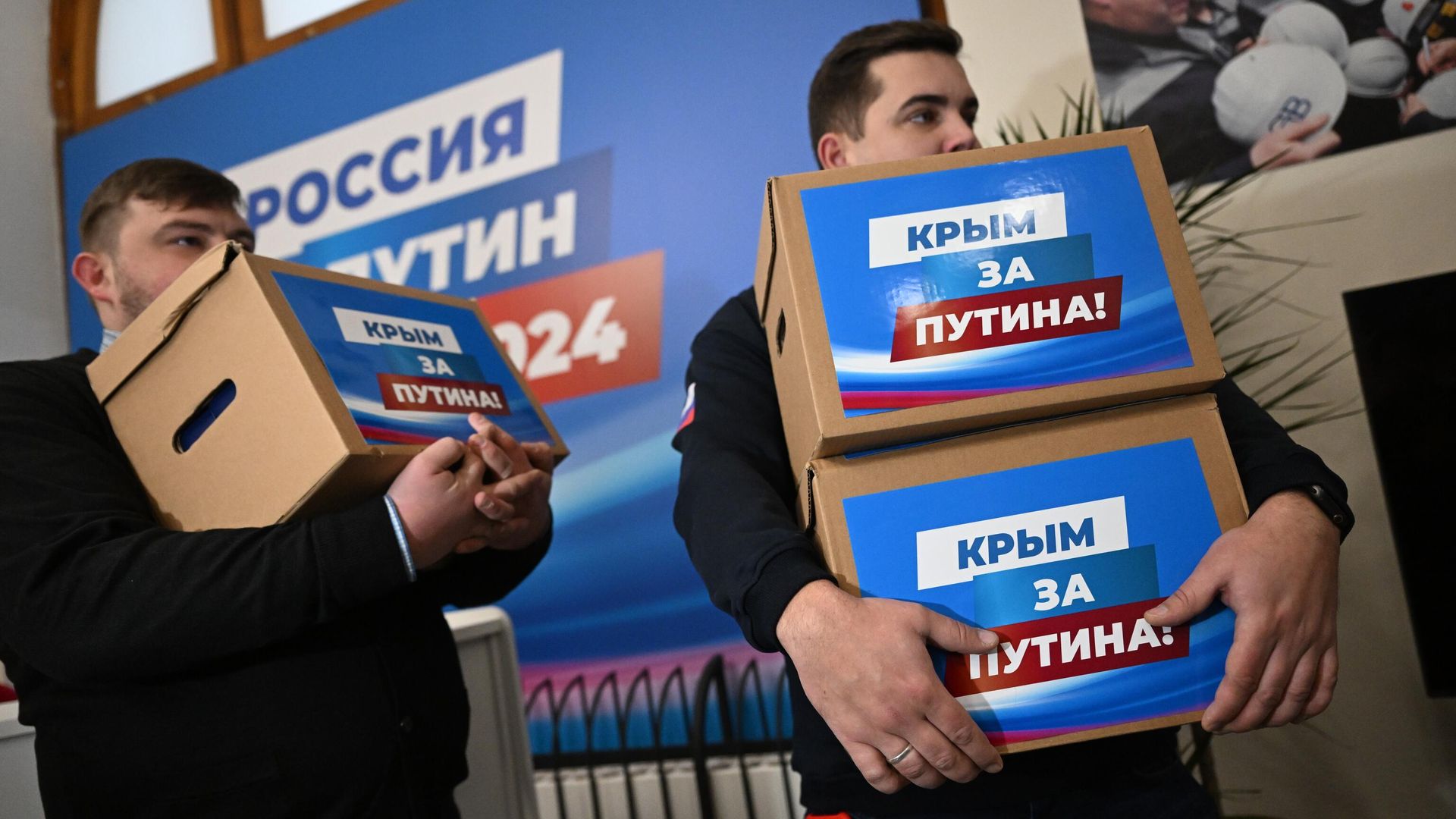 Волонтеры доставляют в предвыборный штаб кандидата на должность президента РФ Владимира Путина подписи жителей Крыма в поддержку его кандидатуры на выборах в президенты 2024 года Волонтеры доставляют в предвыборный штаб кандидата на должность президента РФ Владимира Путина подписи жителей Крыма в поддержку его кандидатуры на выборах в президенты 2024 года - РИА Новости, 1920, 17.01.2024