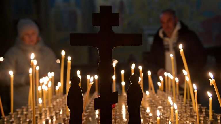Верующие на Рождественской литургии в Свято-Троицком кафедральном соборе в Екатеринбурге Верующие на Рождественской литургии в Свято-Троицком кафедральном соборе в Екатеринбурге