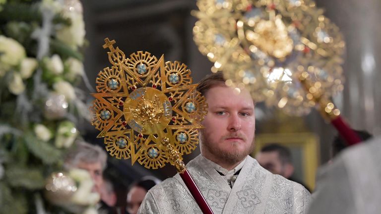 Служитель во время Рождественской литургии в Казанском соборе в Санкт-Петербурге Служитель во время Рождественской литургии в Казанском соборе в Санкт-Петербурге