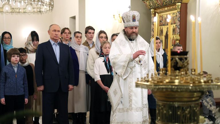 Президент РФ Владимир Путин во время Рождественского богослужения в храме Спаса Нерукотворного Образа на территории государственной резиденции Ново-Огарево Президент РФ Владимир Путин во время Рождественского богослужения в храме Спаса Нерукотворного Образа на территории государственной резиденции Ново-Огарево