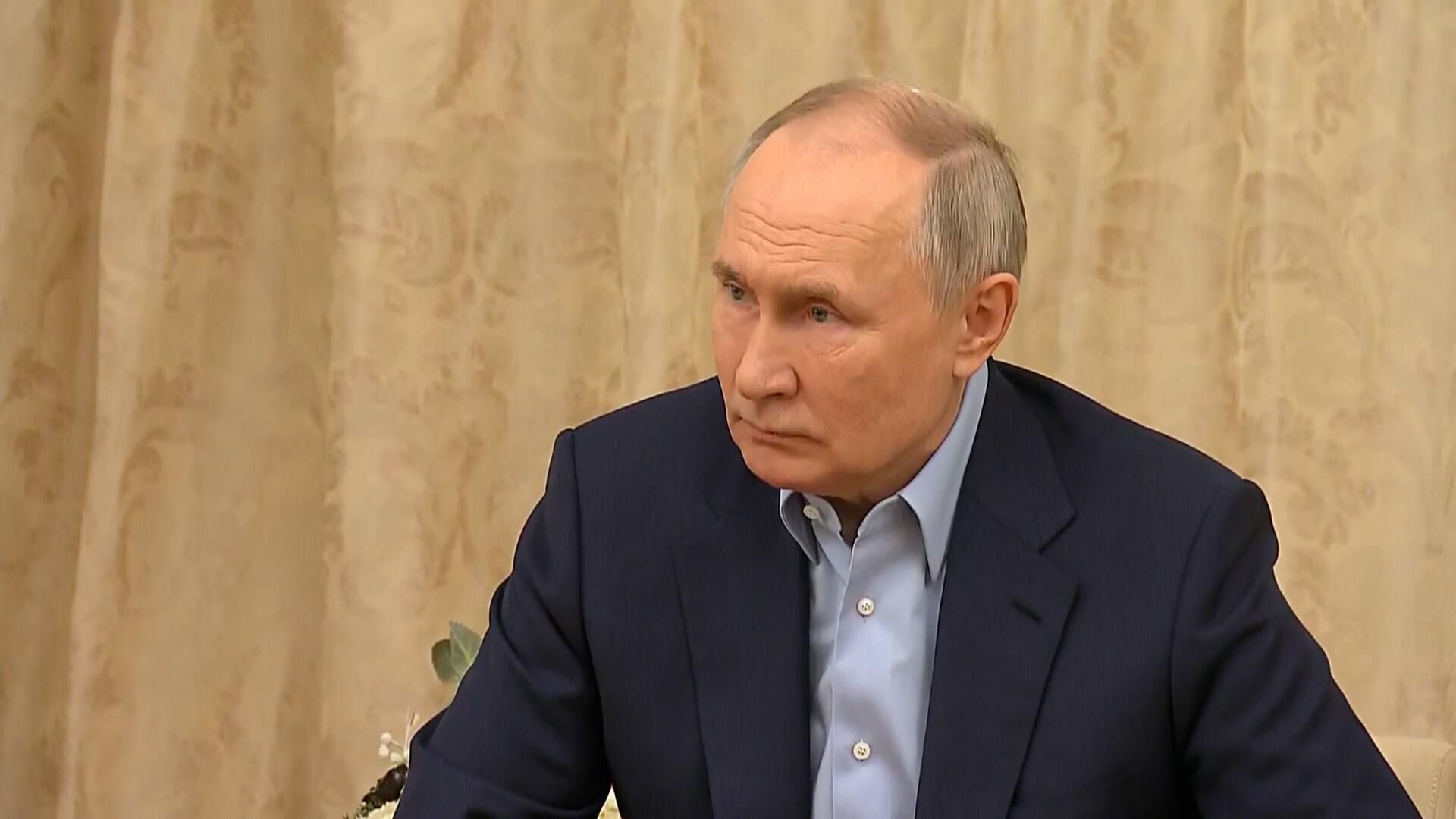 Путин на встрече с семьями героев, погибших в ходе СВО Путин на встрече с семьями героев, погибших в ходе СВО - РИА Новости, 1920, 07.01.2024