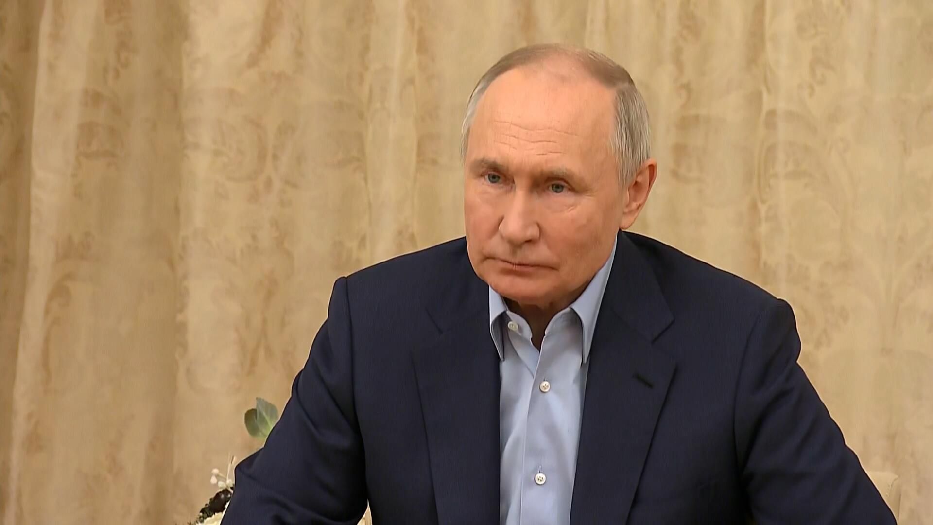 Путин о ситуации с региональными выплатами семьям бойцов, погибших в ходе СВО Путин о ситуации с региональными выплатами семьям бойцов, погибших в ходе СВО - РИА Новости, 1920, 07.01.2024