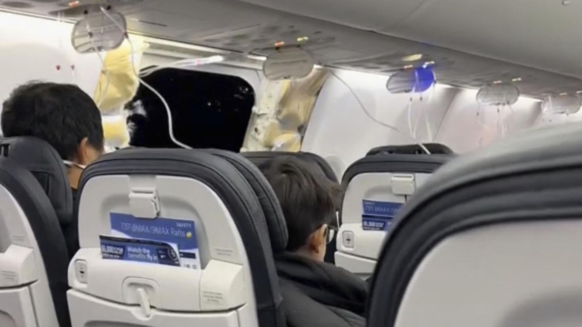 Пассажиры в салоне поврежденного самолета Boeing 737 Max 9 авиакомпании Alaska Airlines - РИА Новости, 1920, 10.01.2024