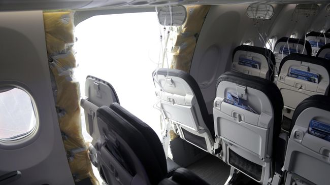 Поврежденный самолет Boeing 737 Max 9 авиакомпании Alaska Airlines