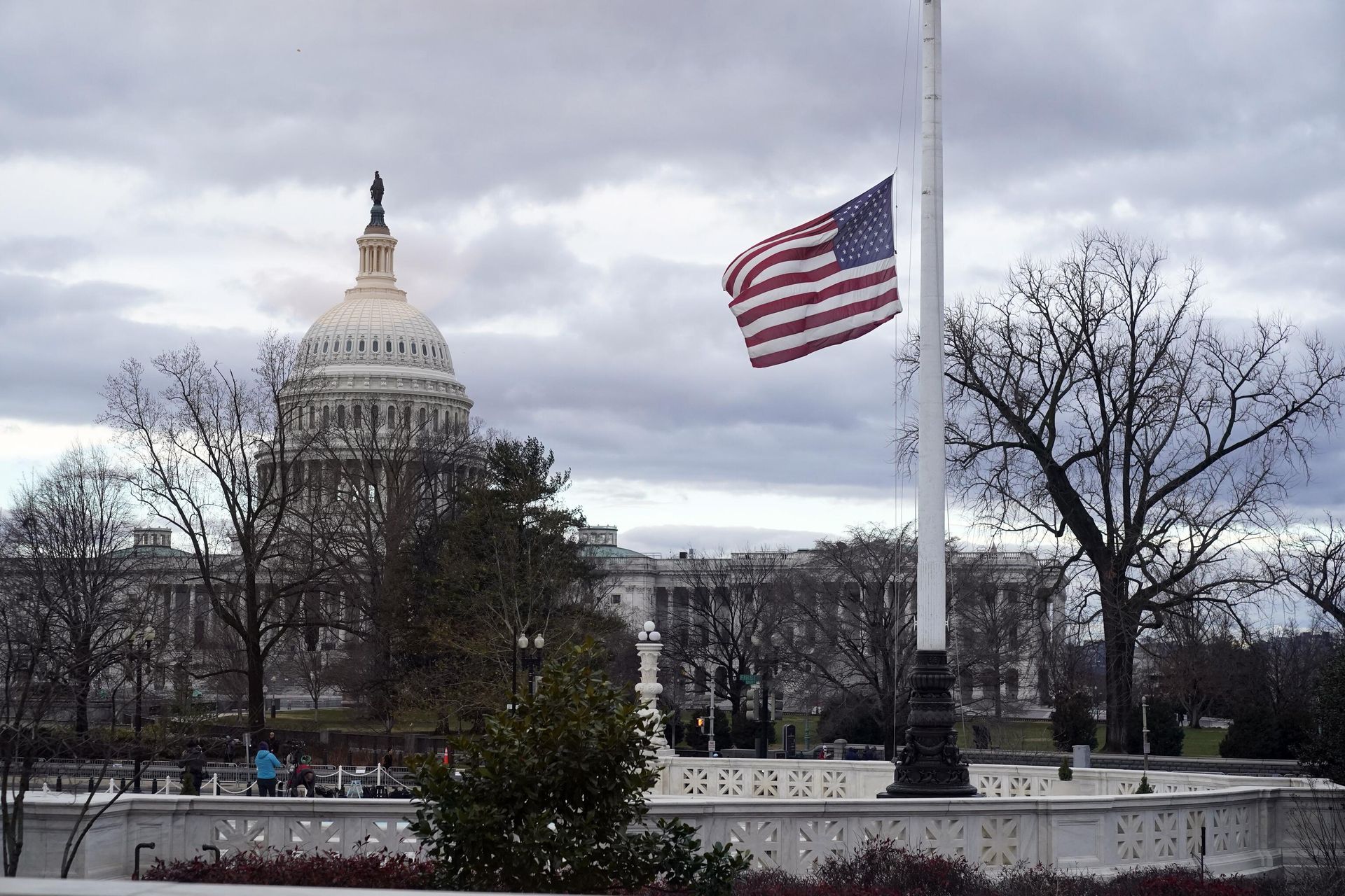 Приспущенный флаг напротив здания Капитолия США Приспущенный флаг напротив здания Капитолия США - РИА Новости, 1920, 30.01.2025