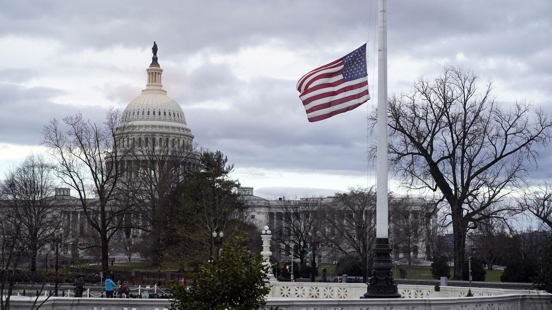 Флаг напротив здания Капитолия США Флаг напротив здания Капитолия США - РИА Новости, 1920, 02.10.2024