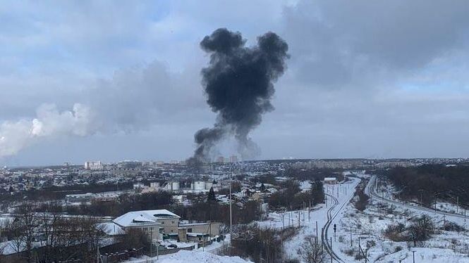 Дым на месте нападения беспилотников на топливно-энергетический объект в Орле Дым на месте нападения беспилотников на топливно-энергетический объект в Орле - РИА Новости, 1920, 09.01.2024