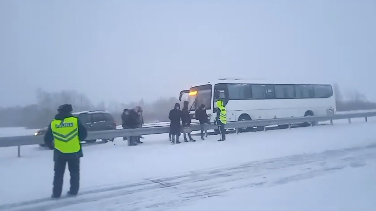 Автобус с россиянами сломался на трассе в Акмолинской области Казахстана Автобус с россиянами сломался на трассе в Акмолинской области Казахстана - РИА Новости, 1920, 10.01.2024