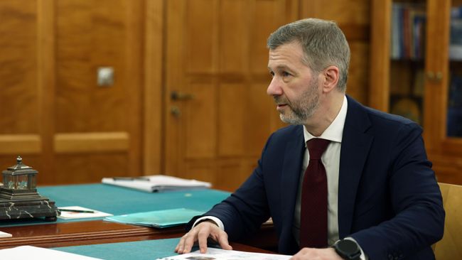 Губернатор - председатель правительства Чукотского автономного округа Владислав Кузнецов во время встречи в Анадыре с президентом РФ Владимиром Путиным Губернатор - председатель правительства Чукотского автономного округа Владислав Кузнецов во время встречи в Анадыре с президентом РФ Владимиром Путиным