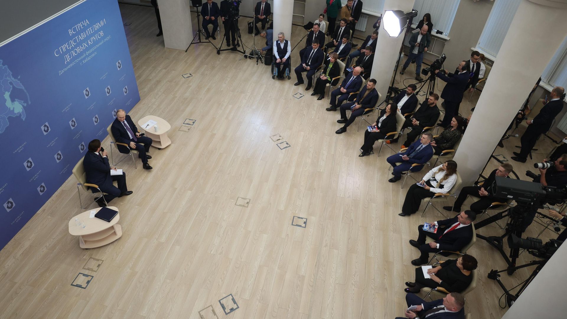 Президент РФ Владимир Путин на встрече в Хабаровске с представителями деловых кругов Дальневосточного федерального округа Президент РФ Владимир Путин на встрече в Хабаровске с представителями деловых кругов Дальневосточного федерального округа - РИА Новости, 1920, 11.01.2024