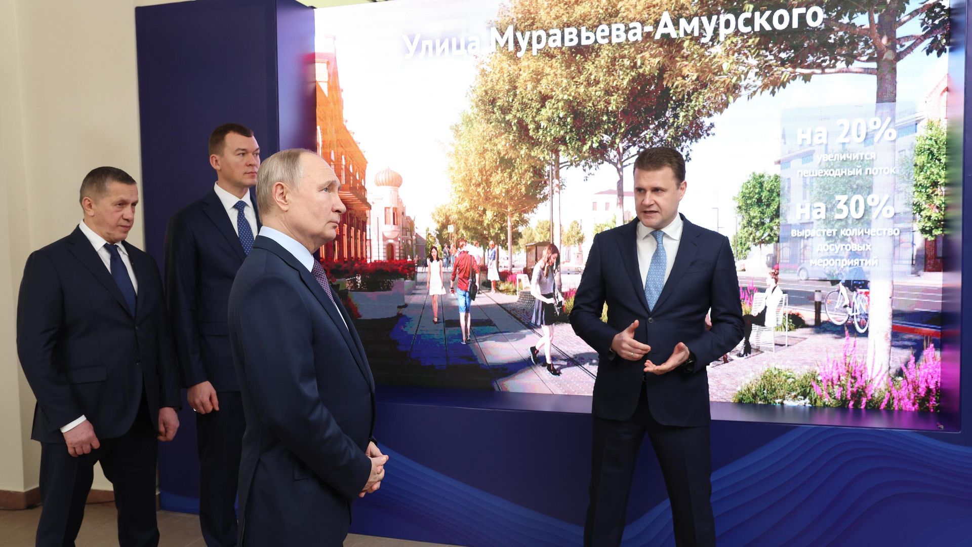 Президент РФ Владимир Путин во время осмотра презентации мастер-планов развития городов Дальнего Востока Президент РФ Владимир Путин во время осмотра презентации мастер-планов развития городов Дальнего Востока - РИА Новости, 1920, 11.01.2024