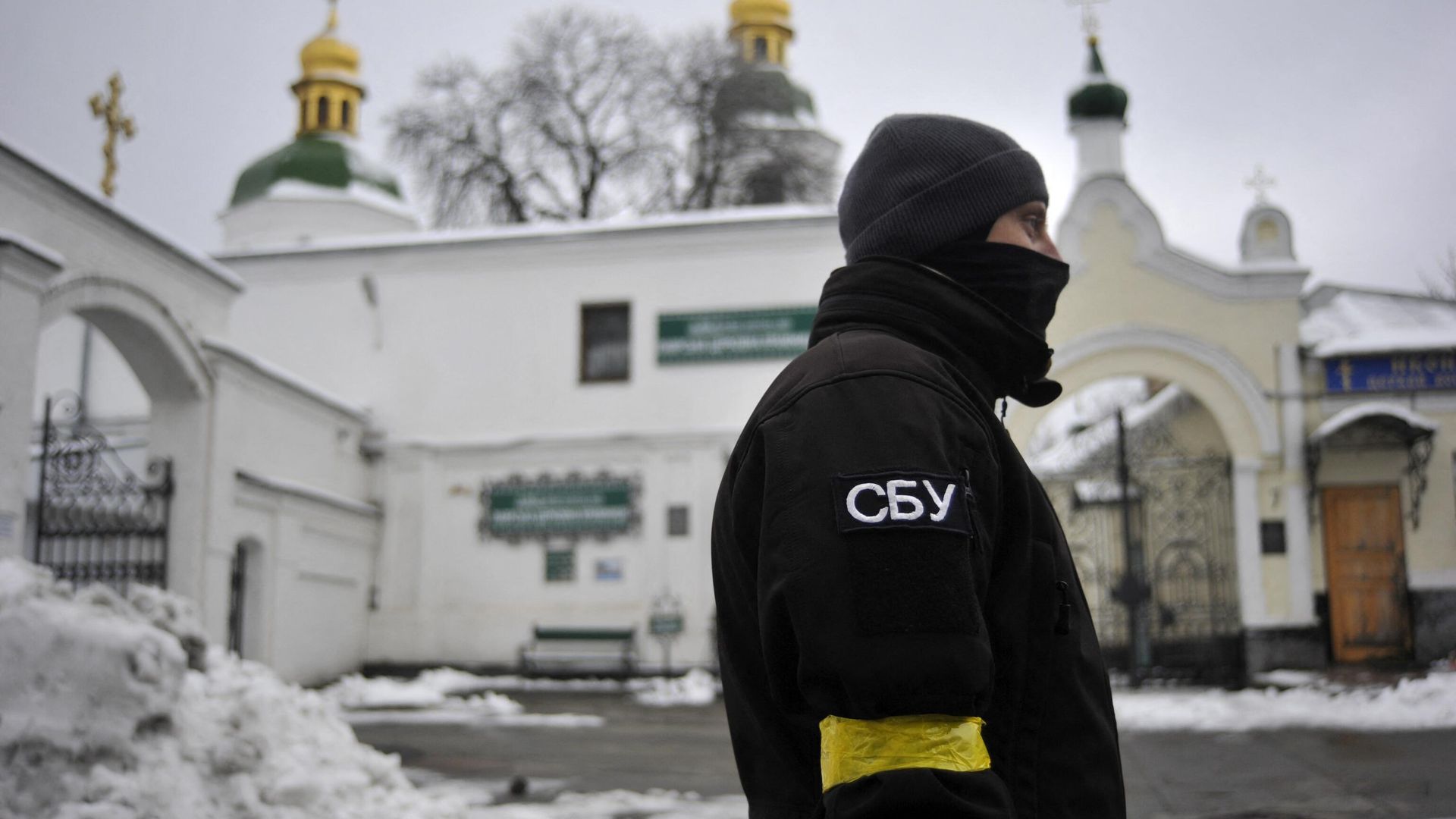 Сотрудник Службы безопасности Украины (СБУ) перед входом в Киево-Печерскую лавру в Киеве Сотрудник Службы безопасности Украины (СБУ) перед входом в Киево-Печерскую лавру в Киеве - РИА Новости, 1920, 12.01.2024
