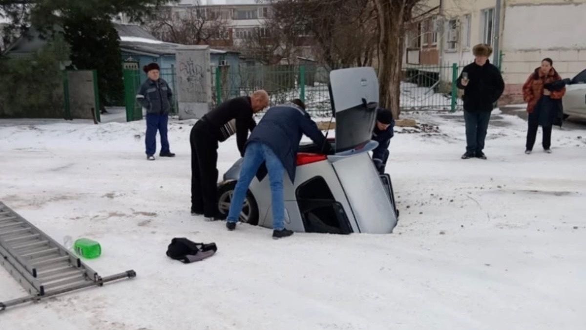 Автомобиль провалился под асфальт в городе Азове Автомобиль провалился под асфальт в городе Азове - РИА Новости, 1920, 11.01.2024
