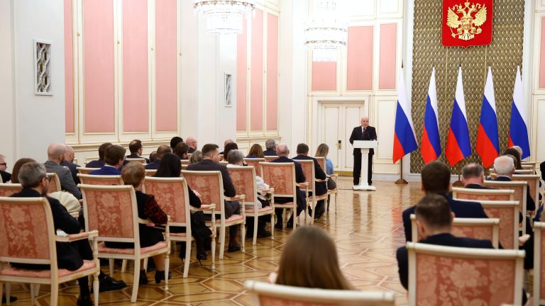 Председатель правительства РФ Михаил Мишустин выступает на церемонии вручения премий правительства в области средств массовой информации за 2023 год Председатель правительства РФ Михаил Мишустин выступает на церемонии вручения премий правительства в области средств массовой информации за 2023 год