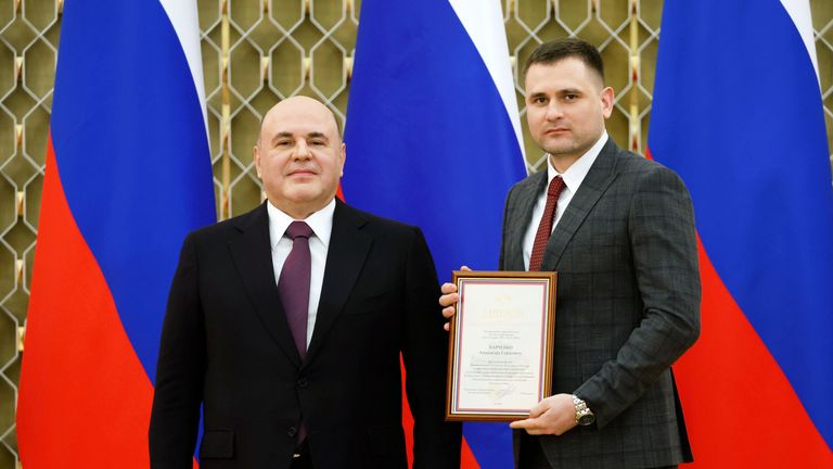 Председатель правительства РФ Михаил Мишустин и старший корреспондент дипломатической редакции управления международной информации главной дирекции информации ФГУП МИА Россия сегодня Александр Харченко на церемонии вручения премий правительства в области средств массовой информации за 2023 год Председатель правительства РФ Михаил Мишустин и старший корреспондент дипломатической редакции управления международной информации главной дирекции информации ФГУП МИА Россия сегодня Александр Харченко на церемонии вручения премий правительства в области средств массовой информации за 2023 год