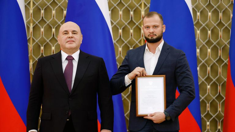 Председатель правительства РФ Михаил Мишустин и старший корреспондент дипломатической редакции управления международной информации главной дирекции информации ФГУП МИА Россия сегодня Сергей Шилов на церемонии вручения премий правительства в области средств массовой информации за 2023 год Председатель правительства РФ Михаил Мишустин и старший корреспондент дипломатической редакции управления международной информации главной дирекции информации ФГУП МИА Россия сегодня Сергей Шилов на церемонии вручения премий правительства в области средств массовой информации за 2023 год