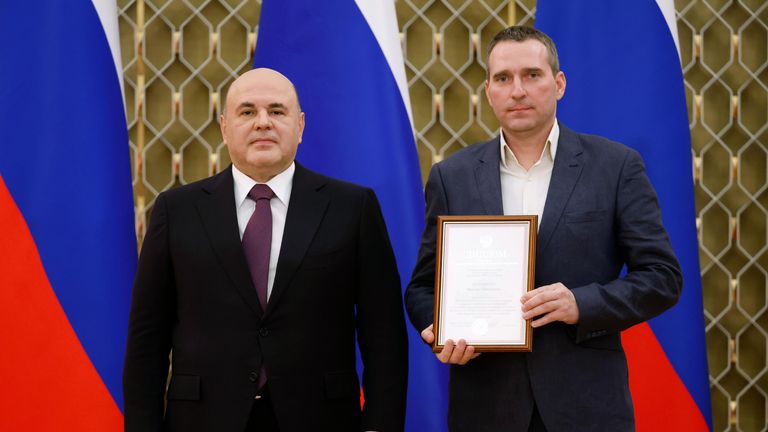 Председатель правительства РФ Михаил Мишустин и корреспондент редакции силовых ведомств управления общероссийской информации главной дирекции информации ФГУП МИА Россия сегодня Виктор Антонюк на церемонии вручения премий правительства в области средств массовой информации за 2023 год Председатель правительства РФ Михаил Мишустин и корреспондент редакции силовых ведомств управления общероссийской информации главной дирекции информации ФГУП МИА Россия сегодня Виктор Антонюк на церемонии вручения премий правительства в области средств массовой информации за 2023 год