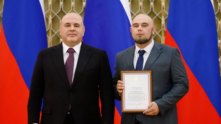 Председатель правительства РФ Михаил Мишустин и собственный фотокорреспондент в городе Симферополе группы региональных фотокорреспондентов отдела фотокорреспондентов службы создания фотоконтента объединенной дирекции фотоинформации ФГУП МИА Россия сегодня Константин Михальчевский на церемонии вручения премий правительства в области средств массовой информации за 2023 год Председатель правительства РФ Михаил Мишустин и собственный фотокорреспондент в городе Симферополе группы региональных фотокорреспондентов отдела фотокорреспондентов службы создания фотоконтента объединенной дирекции фотоинформации ФГУП МИА Россия сегодня Константин Михальчевский на церемонии вручения премий правительства в области средств массовой информации за 2023 год
