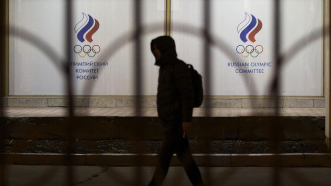 Прохожий у здания Олимпийского комитета России