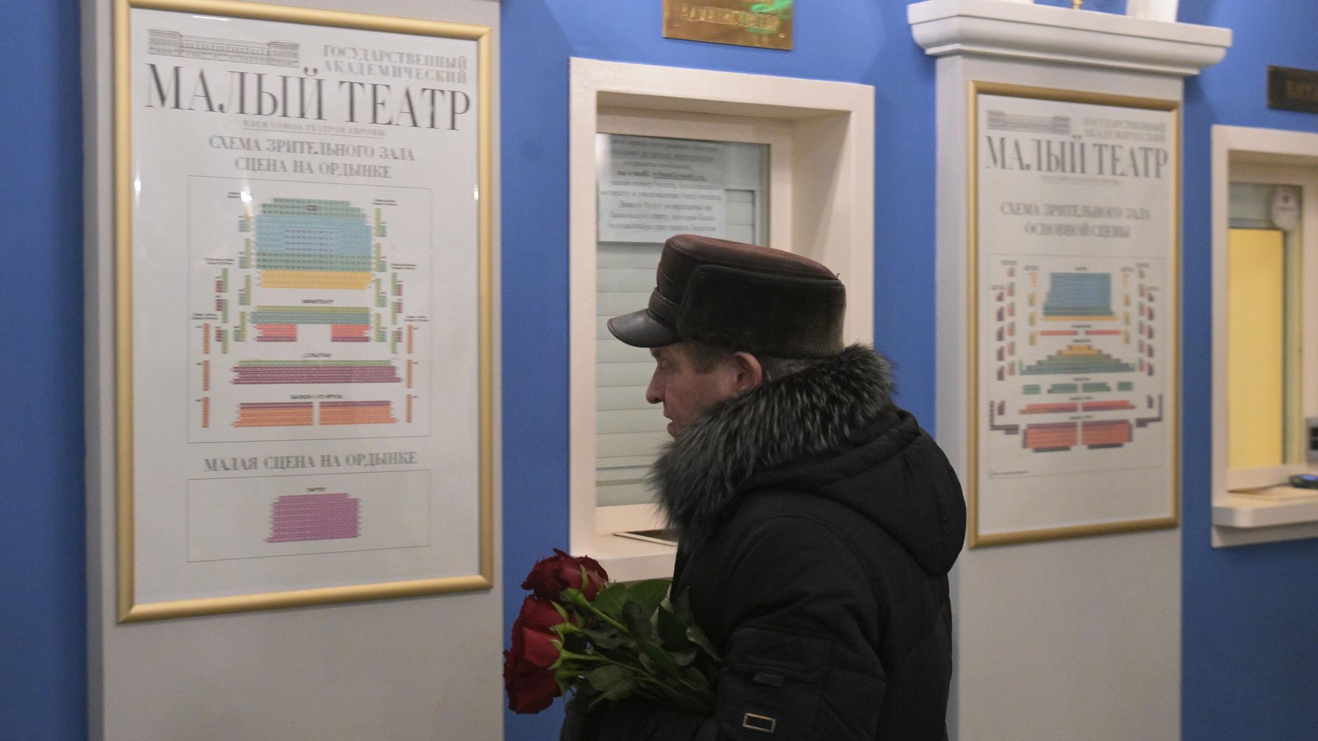 Мужчина с цветами в память о художественном руководителе Малого театра Юрии Соломине Мужчина с цветами в память о художественном руководителе Малого театра Юрии Соломине - РИА Новости, 1920, 12.01.2024