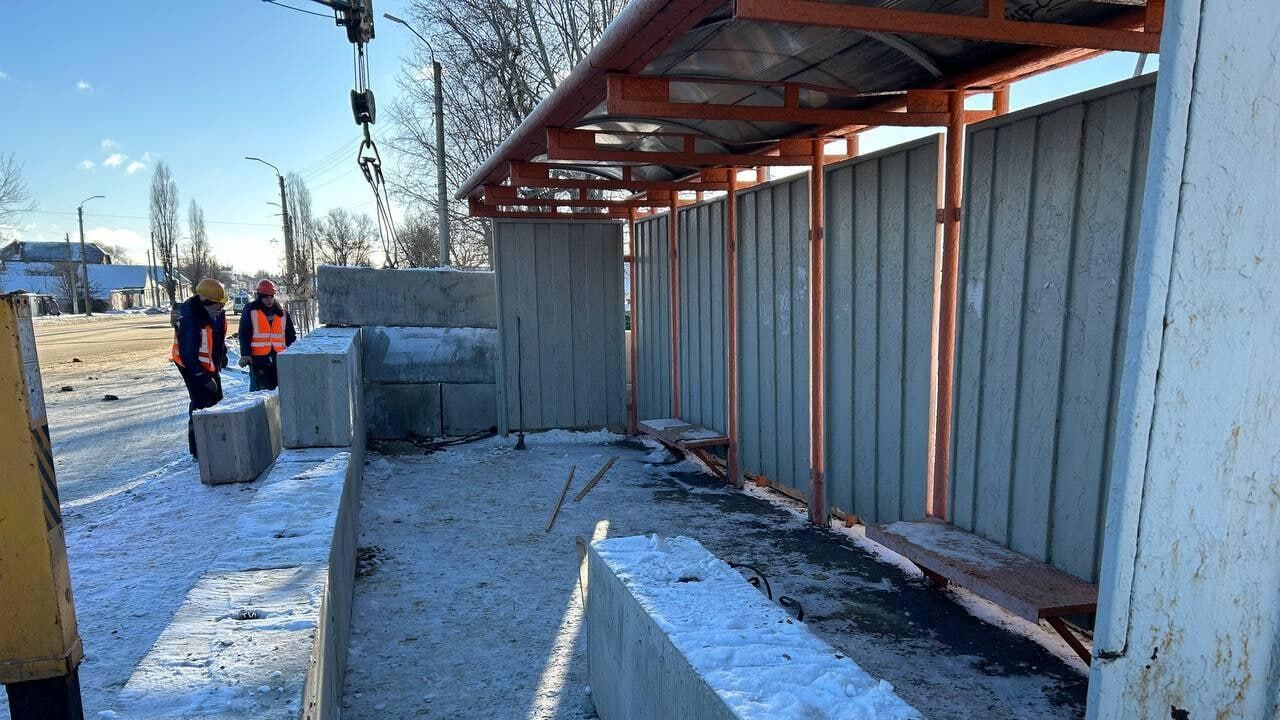 Установка бетонных блоков на остановке общественного транспорта в Белгороде Установка бетонных блоков на остановке общественного транспорта в Белгороде - РИА Новости, 1920, 16.01.2024