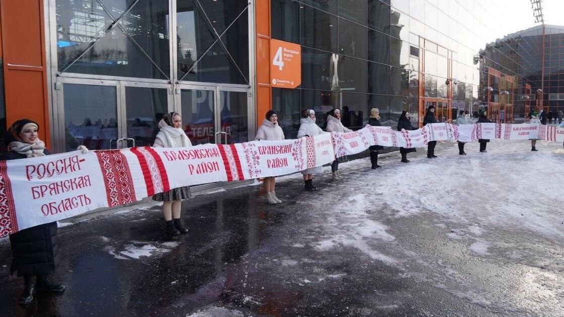 52-метровый рушник ручной работы во время проведения дня региона Брянской области на выставке-форуме Россия 52-метровый рушник ручной работы во время проведения дня региона Брянской области на выставке-форуме Россия - РИА Новости, 1920, 12.01.2024