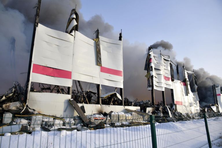 Пожар на складе Wildberries на Московском шоссе дом 153 в Пушкинском районе Санкт-Петербурга. Площадь пожара составляет 70 тыс. кв. м. и оценивается пятым уровнем сложности Пожар на складе Wildberries на Московском шоссе дом 153 в Пушкинском районе Санкт-Петербурга. Площадь пожара составляет 70 тыс. кв. м. и оценивается пятым уровнем сложности
