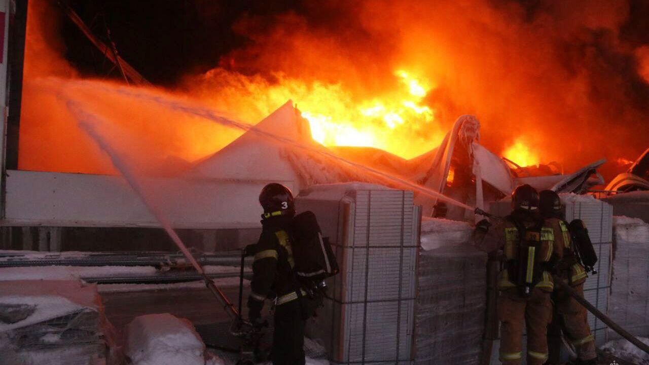 Пожар на складе Wildberries в Пушкинском районе Санкт-Петербурга Пожар на складе Wildberries в Пушкинском районе Санкт-Петербурга - РИА Новости, 1920, 13.01.2024