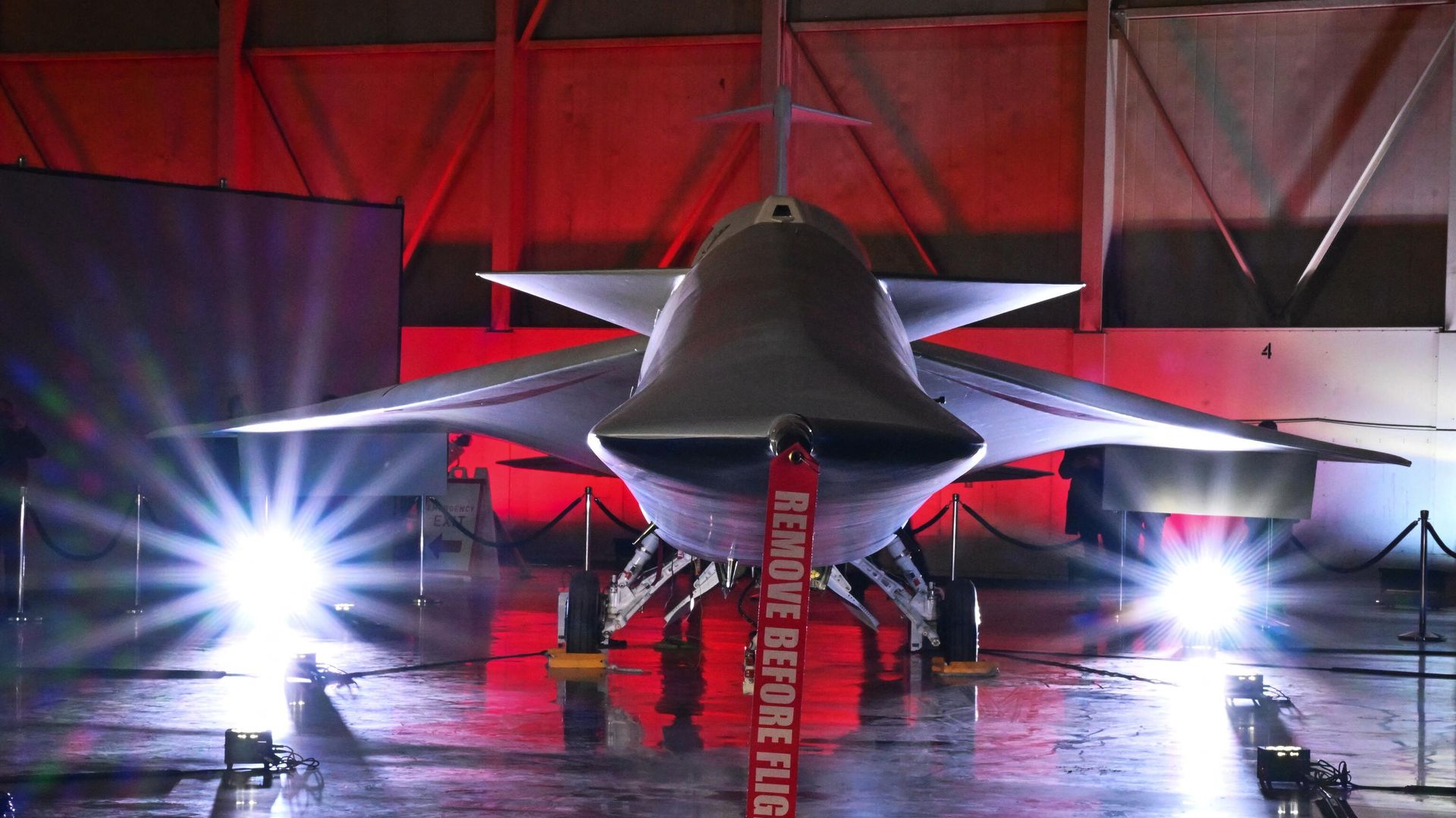 Экспериментальный сверхзвуковой реактивный самолет X-59 во время церемонии представления на территории завода Lockheed Martin в Калифорнии Экспериментальный сверхзвуковой реактивный самолет X-59 во время церемонии представления на территории завода Lockheed Martin в Калифорнии - РИА Новости, 1920, 13.01.2024
