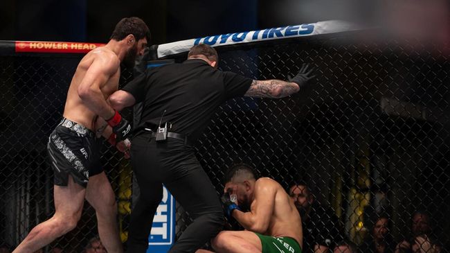 Эпизод второго боя Анкалаева против Уокера на турнире UFC Эпизод второго боя Анкалаева против Уокера на турнире UFC
