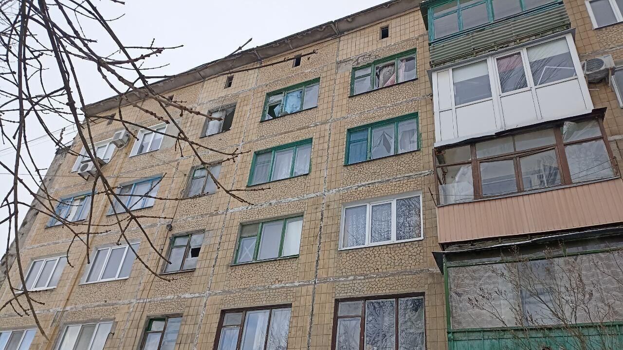 Последствия обстрела жилмассива Солнечный в Калининском районе Горловки. 13 января 2024 Последствия обстрела жилмассива Солнечный в Калининском районе Горловки. 13 января 2024 - РИА Новости, 1920, 13.01.2024