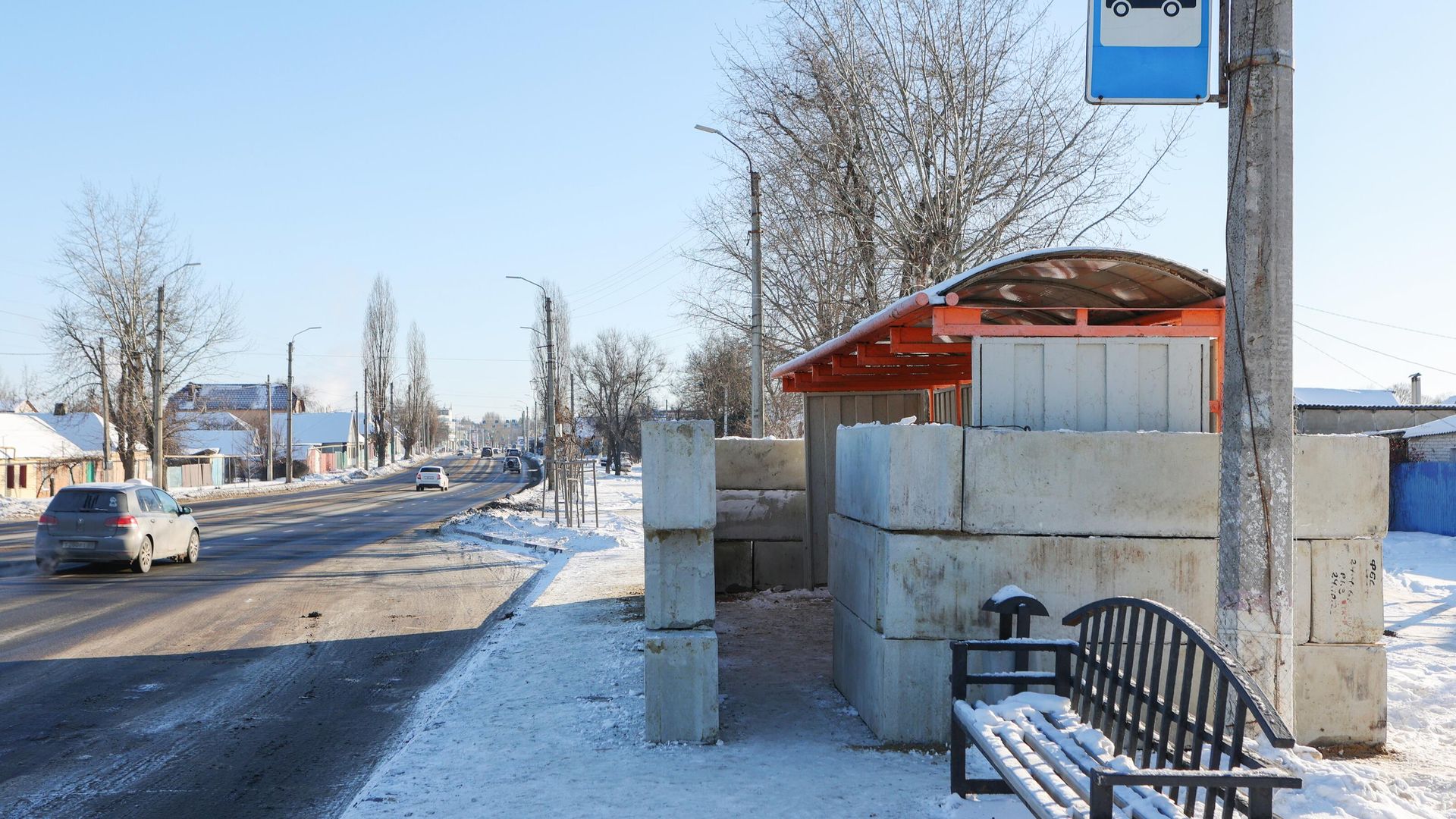 Остановка общественного транспорта в Белгороде, укрепленная бетонными блоками Остановка общественного транспорта в Белгороде, укрепленная бетонными блоками - РИА Новости, 1920, 22.01.2024