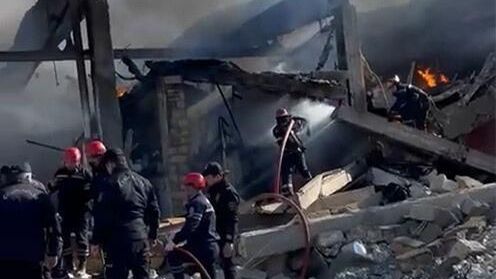 Спасатели на месте взрыва в мебельном цехе в Баку, Азербайджан Спасатели на месте взрыва в мебельном цехе в Баку, Азербайджан - РИА Новости, 1920, 15.01.2024