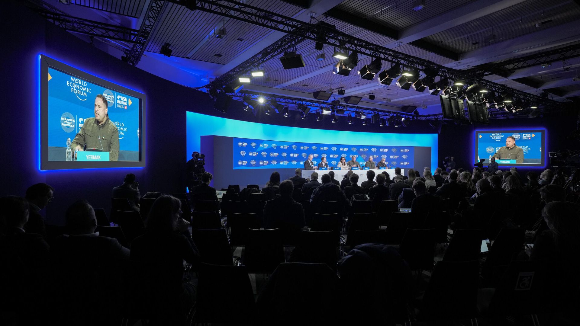 Глава офиса президента Украины Андрей Ермак выступает на пресс-конференции после встречи советников по национальной безопасности по формуле мира для Украины в Давосе Глава офиса президента Украины Андрей Ермак выступает на пресс-конференции после встречи советников по национальной безопасности по формуле мира для Украины в Давосе - РИА Новости, 1920, 16.01.2024