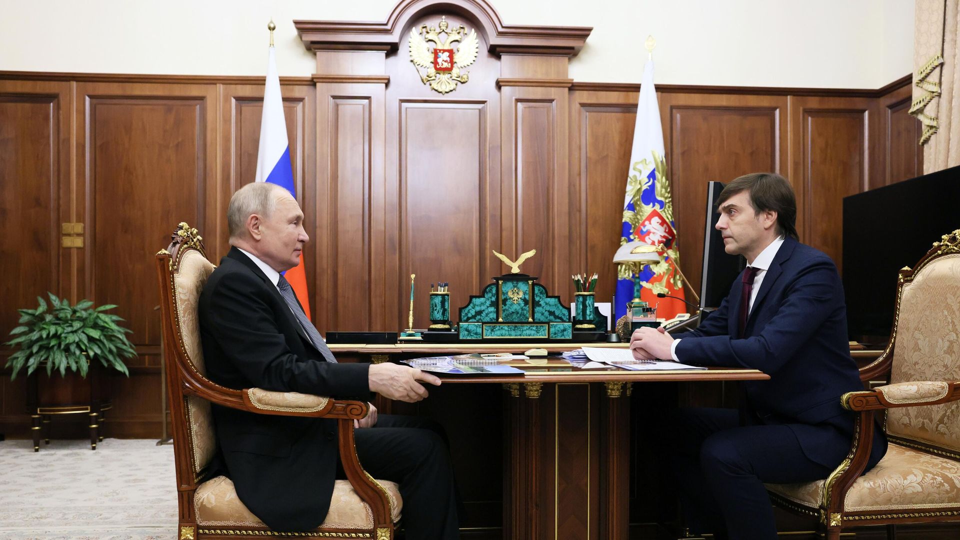 Президент РФ Владимир Путин и министр просвещения РФ Сергей Кравцов во время встречи Президент РФ Владимир Путин и министр просвещения РФ Сергей Кравцов во время встречи - РИА Новости, 1920, 15.01.2024