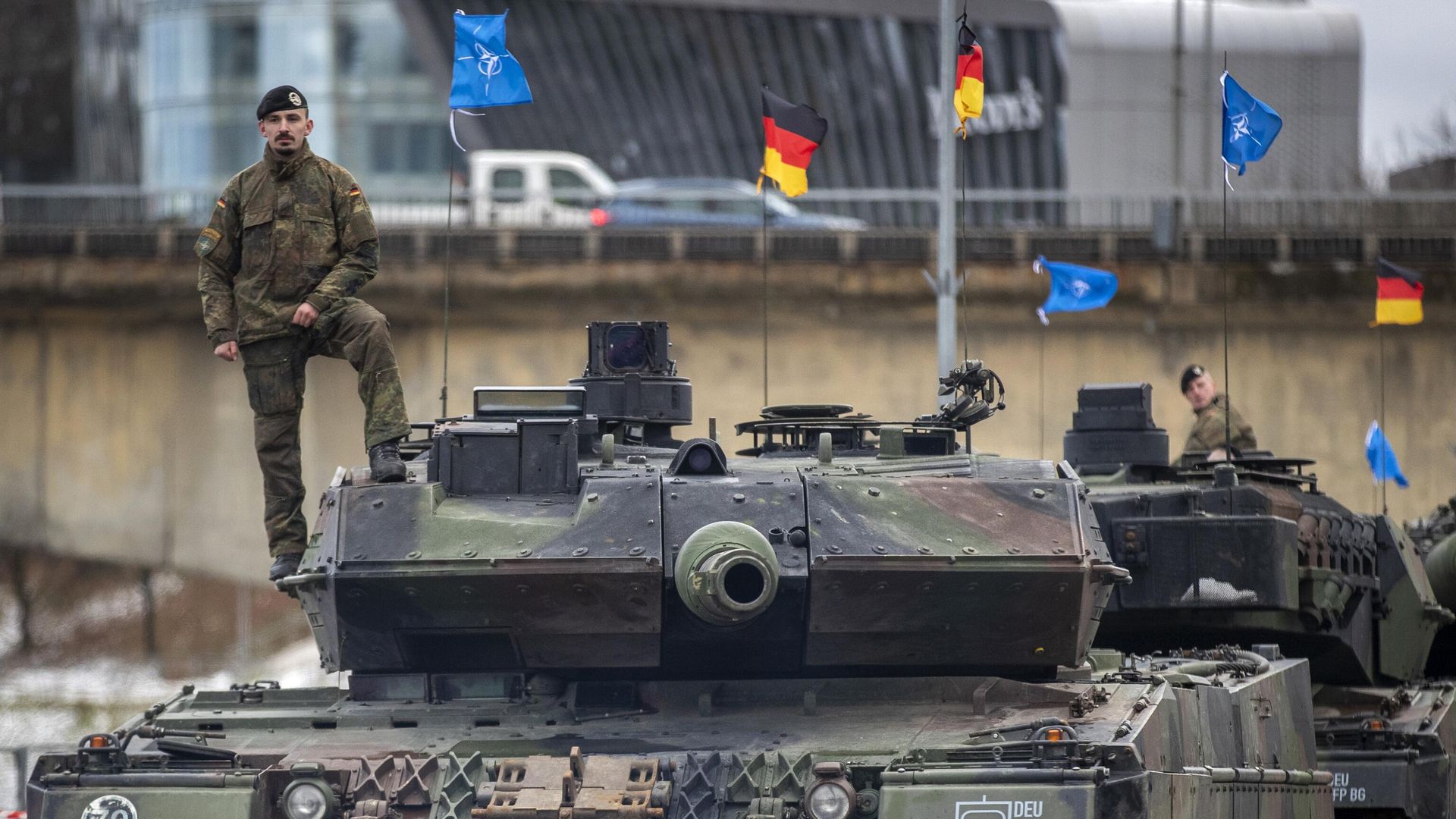 Немецкий военный на танке Leopard 2A6 Немецкий военный на танке Leopard 2A6 - РИА Новости, 1920, 29.10.2024