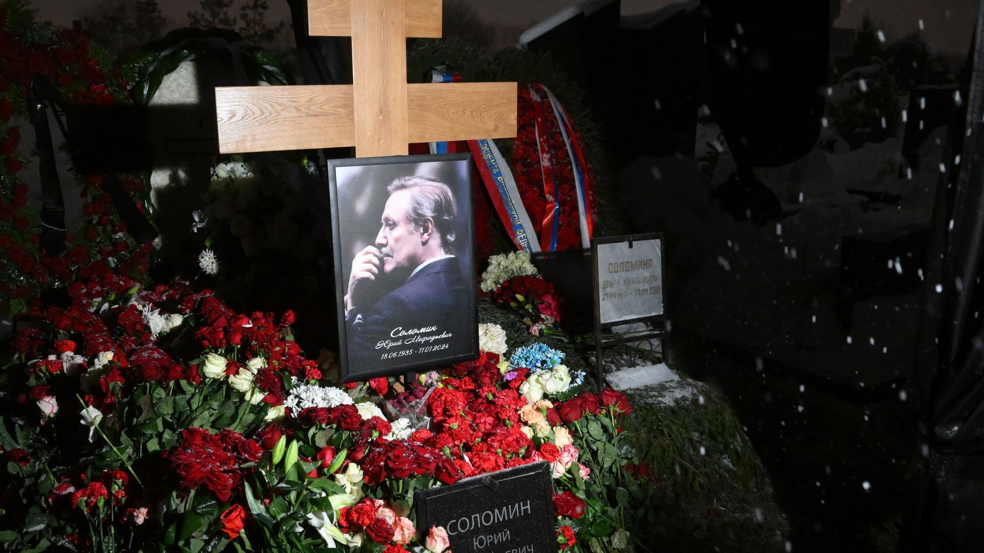 Портрет и цветы на могиле народного артиста СССР Юрия Соломина во время похорон на Троекуровском кладбище в Москве Портрет и цветы на могиле народного артиста СССР Юрия Соломина во время похорон на Троекуровском кладбище в Москве - РИА Новости, 1920, 15.01.2024