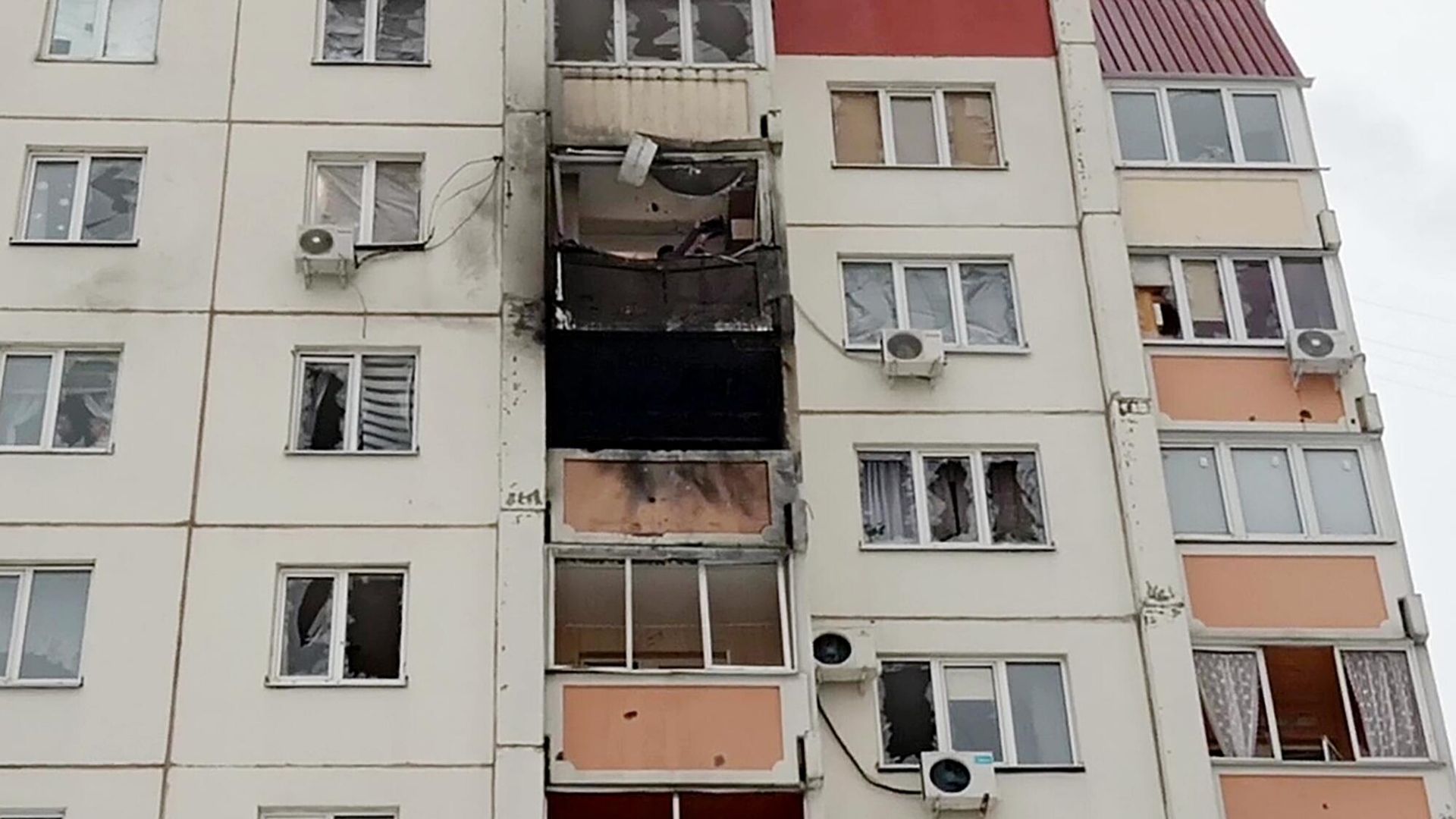 Жилой дом в Воронеже, пострадавший в результате ночной атаки дронов со стороны ВСУ Жилой дом в Воронеже, пострадавший в результате ночной атаки дронов со стороны ВСУ - РИА Новости, 1920, 16.01.2024