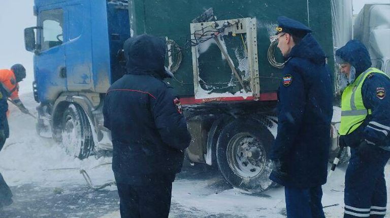 На месте ДТП с участием пятнадцати грузовых и легковых автомобилей в Самарской области На месте ДТП с участием пятнадцати грузовых и легковых автомобилей в Самарской области