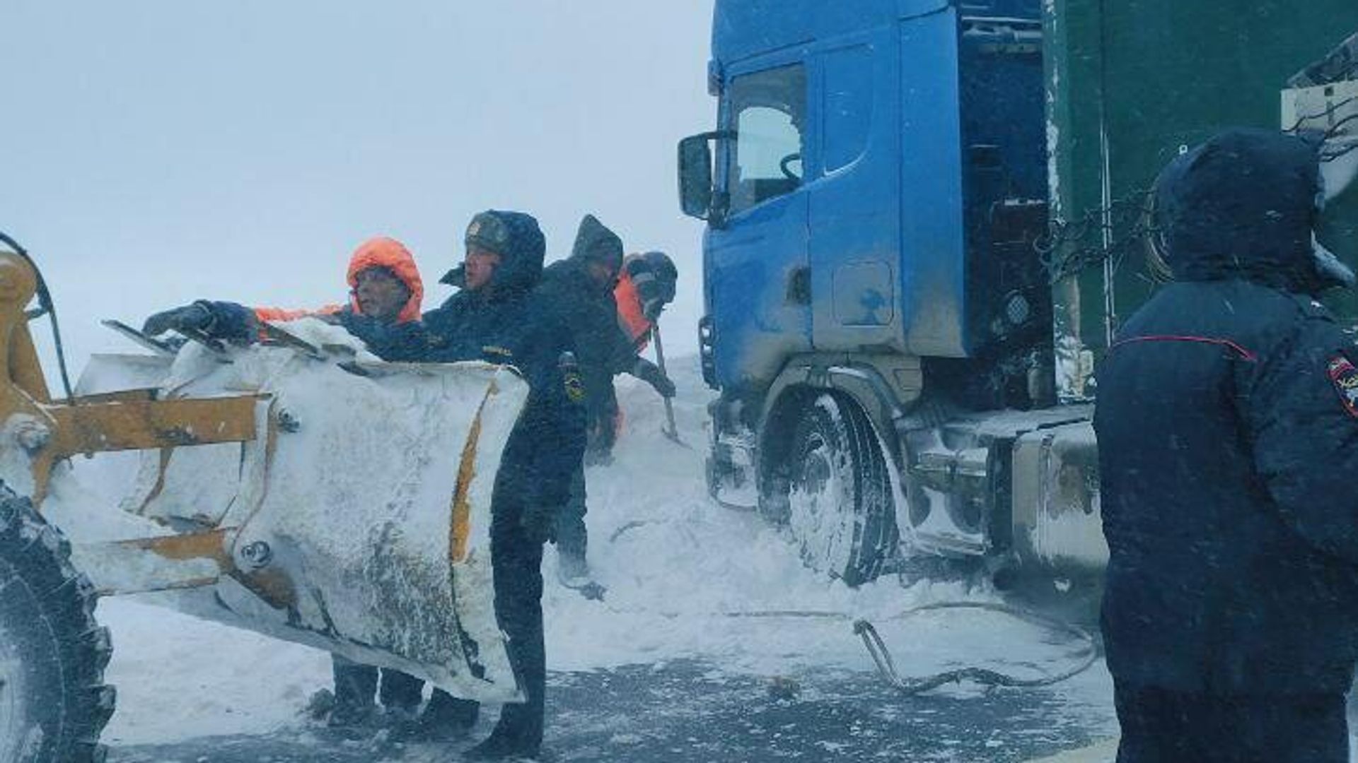 На месте ДТП с участием пятнадцати грузовых и легковых автомобилей в Самарской области На месте ДТП с участием пятнадцати грузовых и легковых автомобилей в Самарской области - РИА Новости, 1920, 16.01.2024