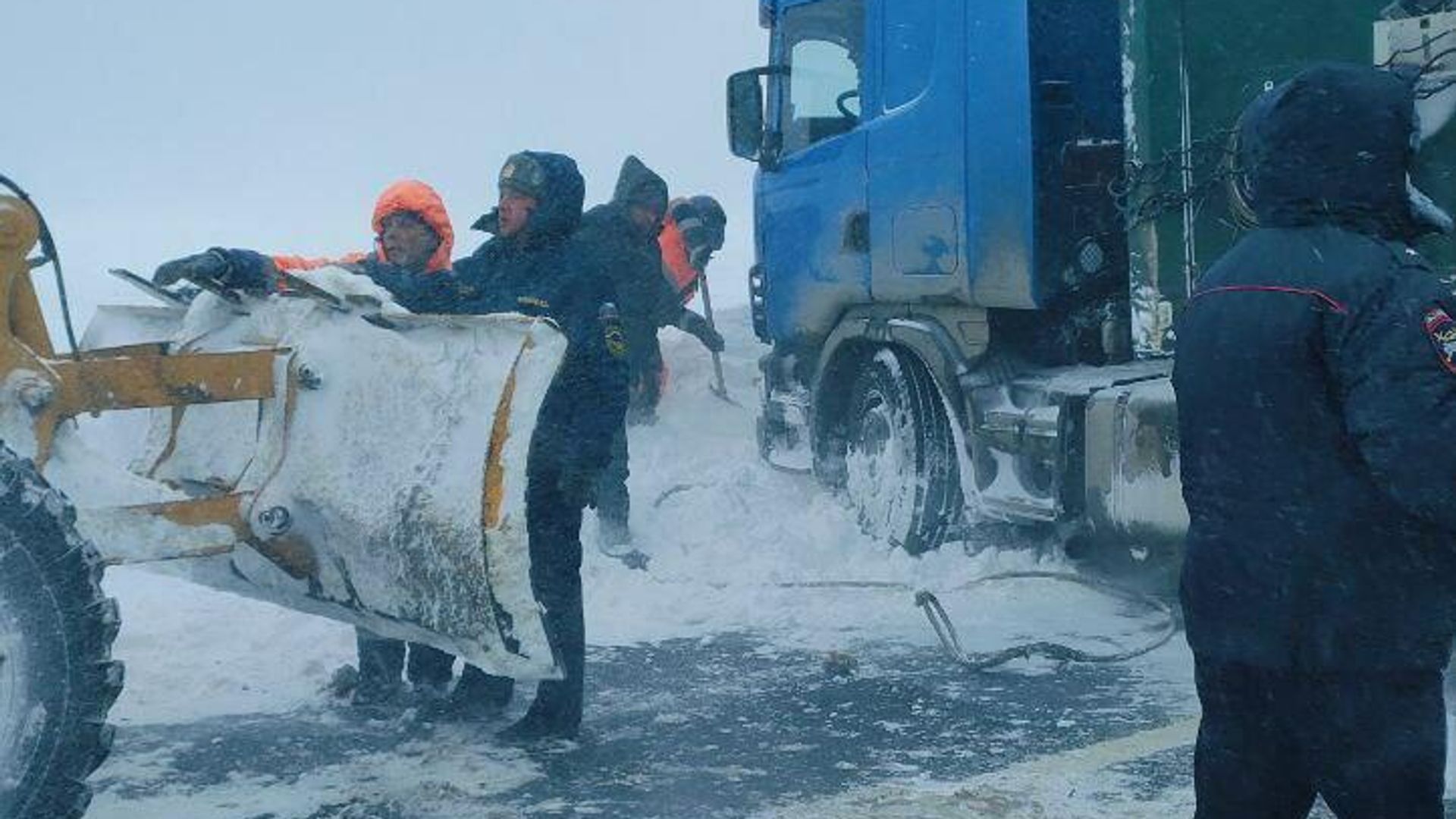 На месте ДТП с участием пятнадцати грузовых и легковых автомобилей в Самарской области На месте ДТП с участием пятнадцати грузовых и легковых автомобилей в Самарской области - РИА Новости, 1920, 16.01.2024