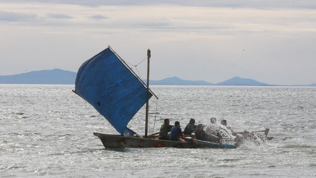 Мужчины плывут в традиционной байдаре из кожи моржа в окрестностях села Лорино Чукотского района Чукотского автономного округа Мужчины плывут в традиционной байдаре из кожи моржа в окрестностях села Лорино Чукотского района Чукотского автономного округа