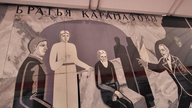 Сцена из романа Братья Карамазовы на станции метро Достоевская в Москве Сцена из романа Братья Карамазовы на станции метро Достоевская в Москве