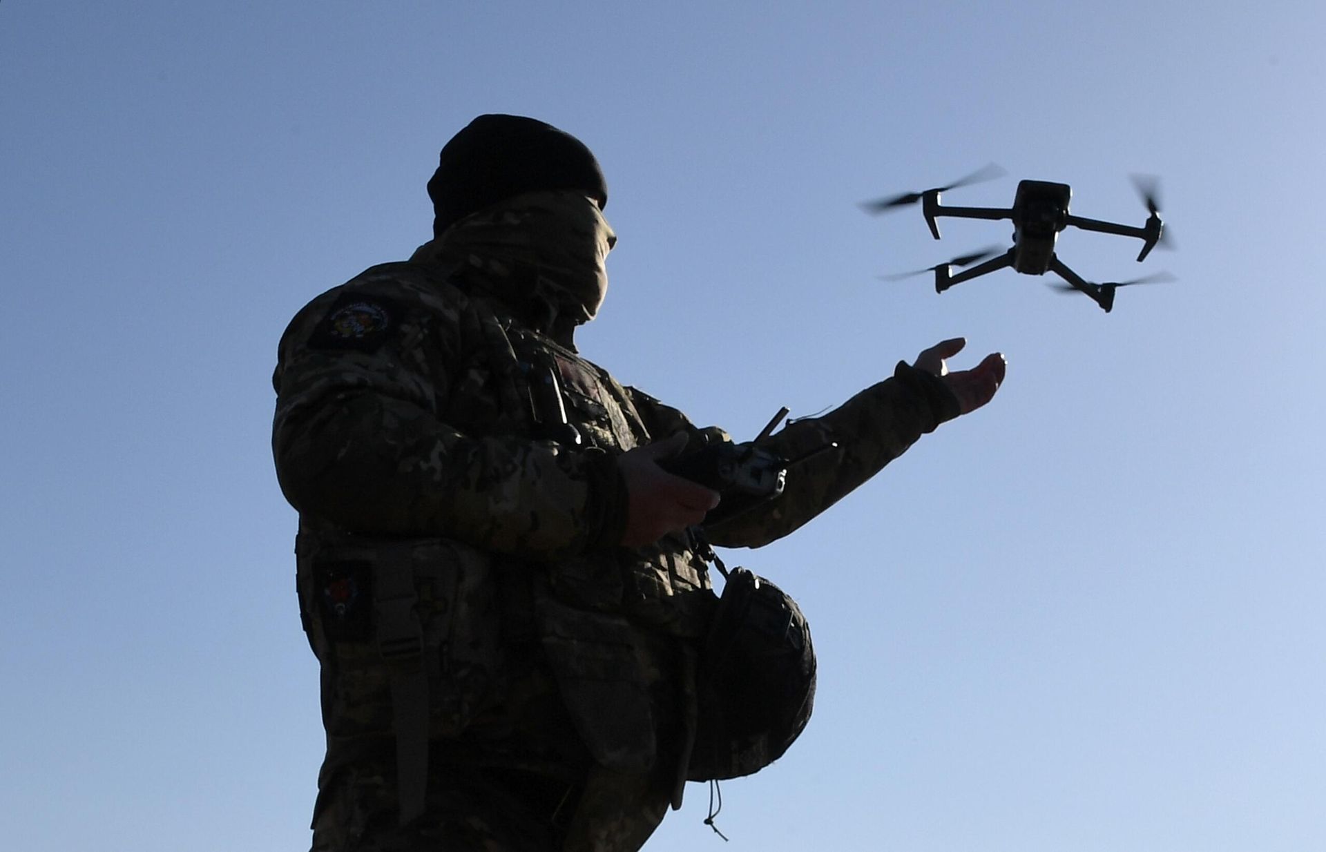 Участник СВО демонстрирует возможности FPV-дрона Участник СВО демонстрирует возможности FPV-дрона - РИА Новости, 1920, 06.09.2024