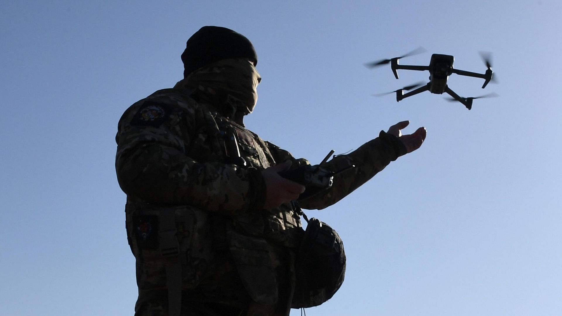 Участник СВО демонстрирует возможности FPV-дрона Участник СВО демонстрирует возможности FPV-дрона - РИА Новости, 1920, 12.02.2024