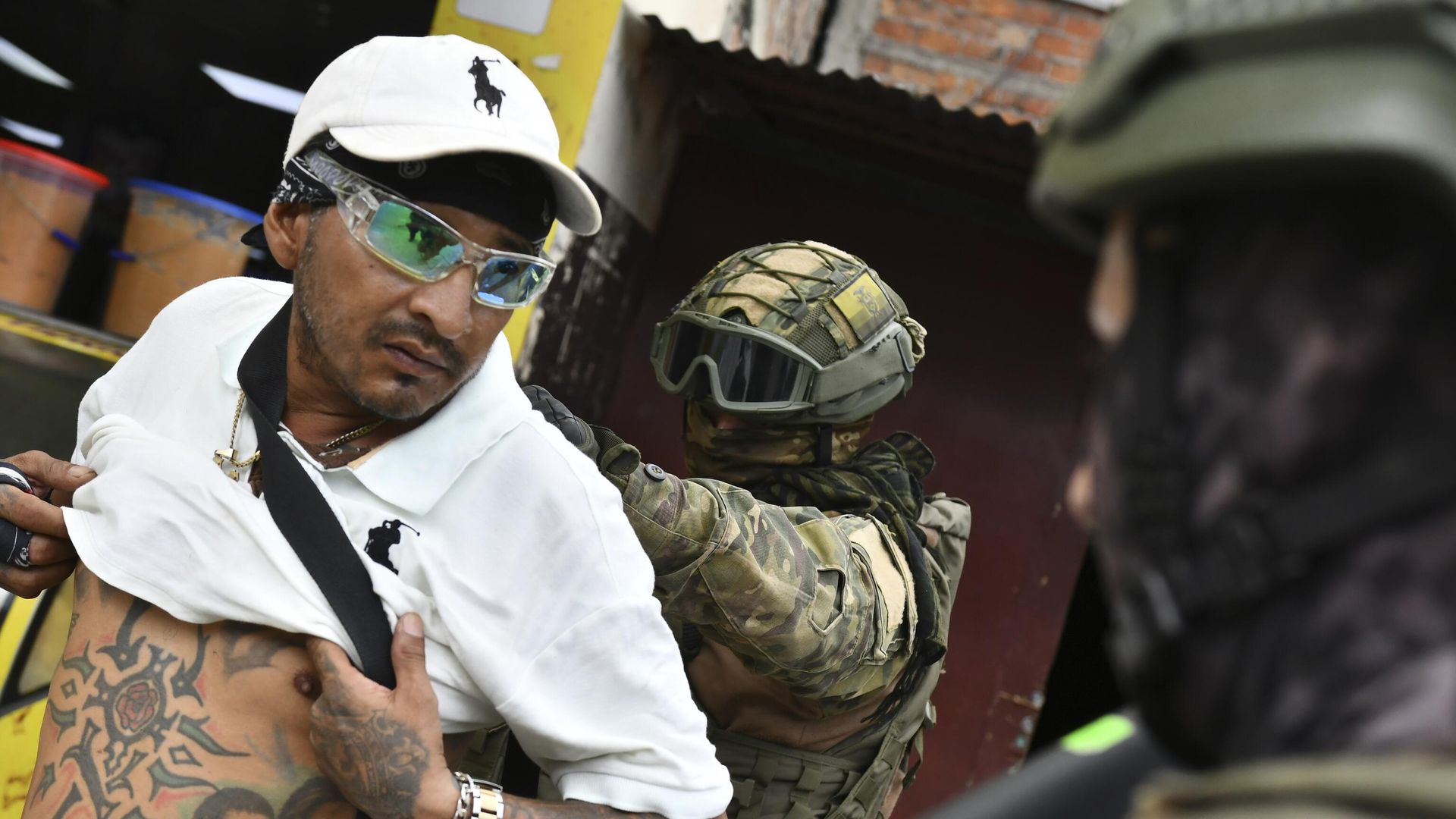 Солдаты осматривает мужчину на наличие бандитских татуировок во время рейда по безопасности в Портовьехо, Эквадор Солдаты осматривает мужчину на наличие бандитских татуировок во время рейда по безопасности в Портовьехо, Эквадор - РИА Новости, 1920, 17.01.2024